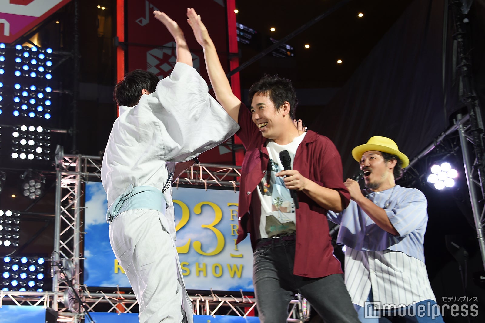 田中圭、スキマスイッチとハイタッチ （C）モデルプレス