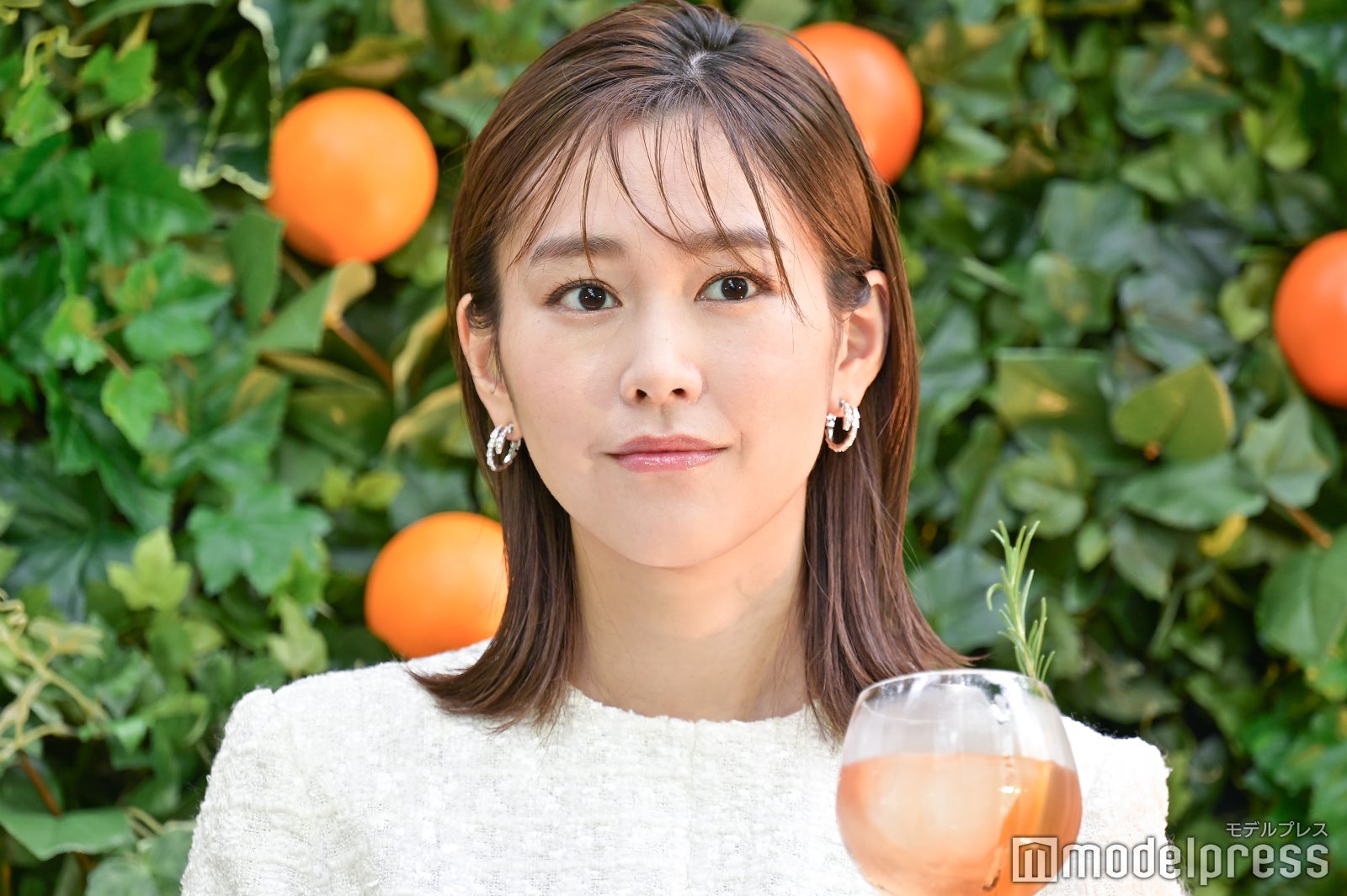スパークリングワインを飲む桐谷美玲 （C）モデルプレス