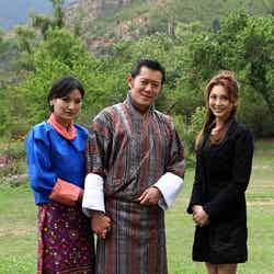 左から：ブータン王妃陛下、ブータン国王陛下、押切もえ