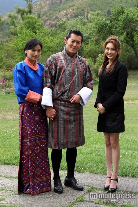 左から:ブータン王妃陛下、ブータン国王陛下、押切もえ