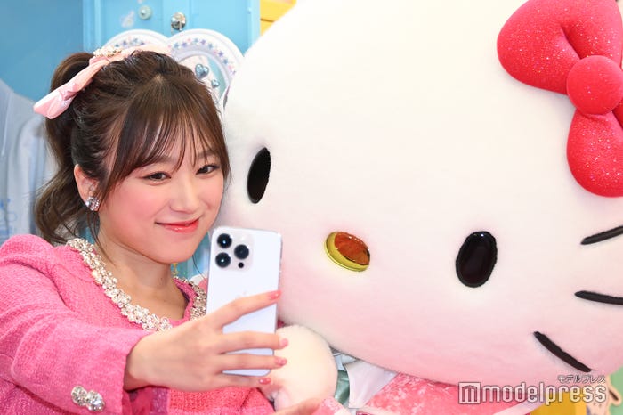 矢吹奈子、キティちゃん(C)モデルプレス