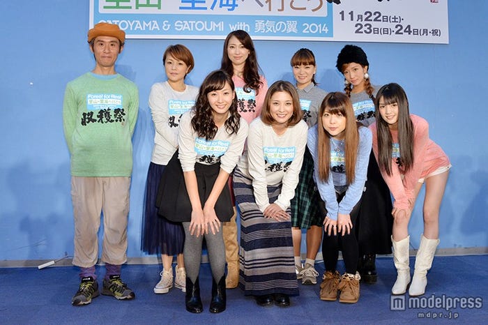 (前列左より)藤本美貴、石川梨華、小川麻琴、道重さゆみ(後列左より)まこと、中澤裕子、飯田圭織、保田圭、辻希美