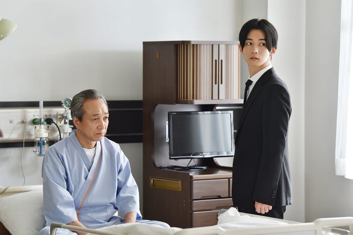 小日向文世、千葉雄大/「高嶺の花」第6話より(C)日本テレビ