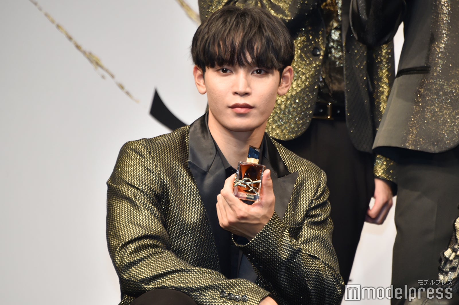 フレグランスを見せる與那城奨 （C）モデルプレス