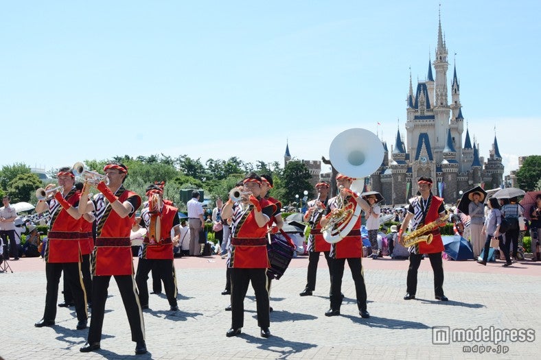 ディズニーランドの夏祭り 幻想的な光に包まれる パークレポート モデルプレス
