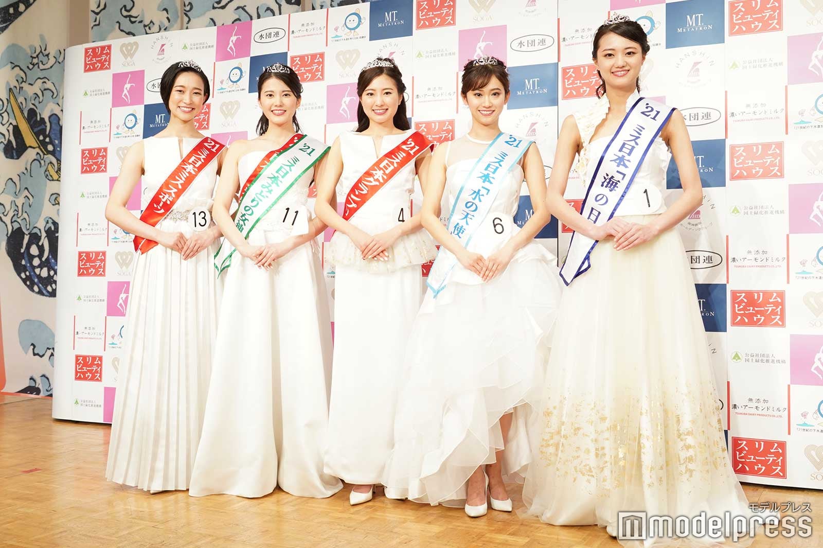 （左から）高垣七瀬さん、小林優希さん、松井朝海さん、嶺百花さん、吉田さくらさん （C）モデルプレス