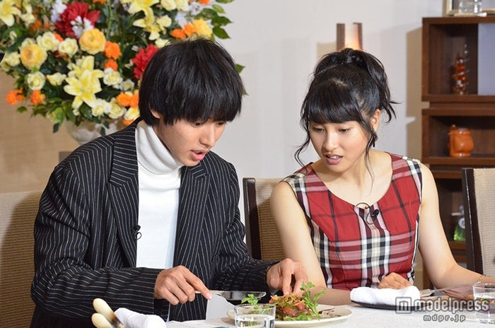 山崎賢人、とろける肉に惑わされる 土屋太鳳は号泣 - モデルプレス