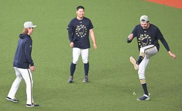 オリックス 213センチの新外国人右腕が長身かがめて頭を抱える 仲間から“愛のイジリ”いじりに周囲は爆笑＆ガッツポーズ