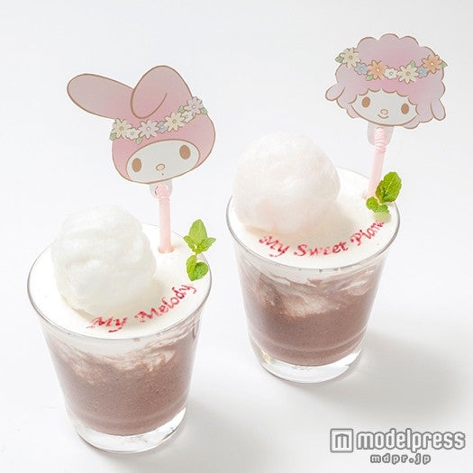 「まるで2人が飲んでるみたい！？あれ？大きな可愛いしっぽ！？栄養たっぷりのアサイースムージー」￥880