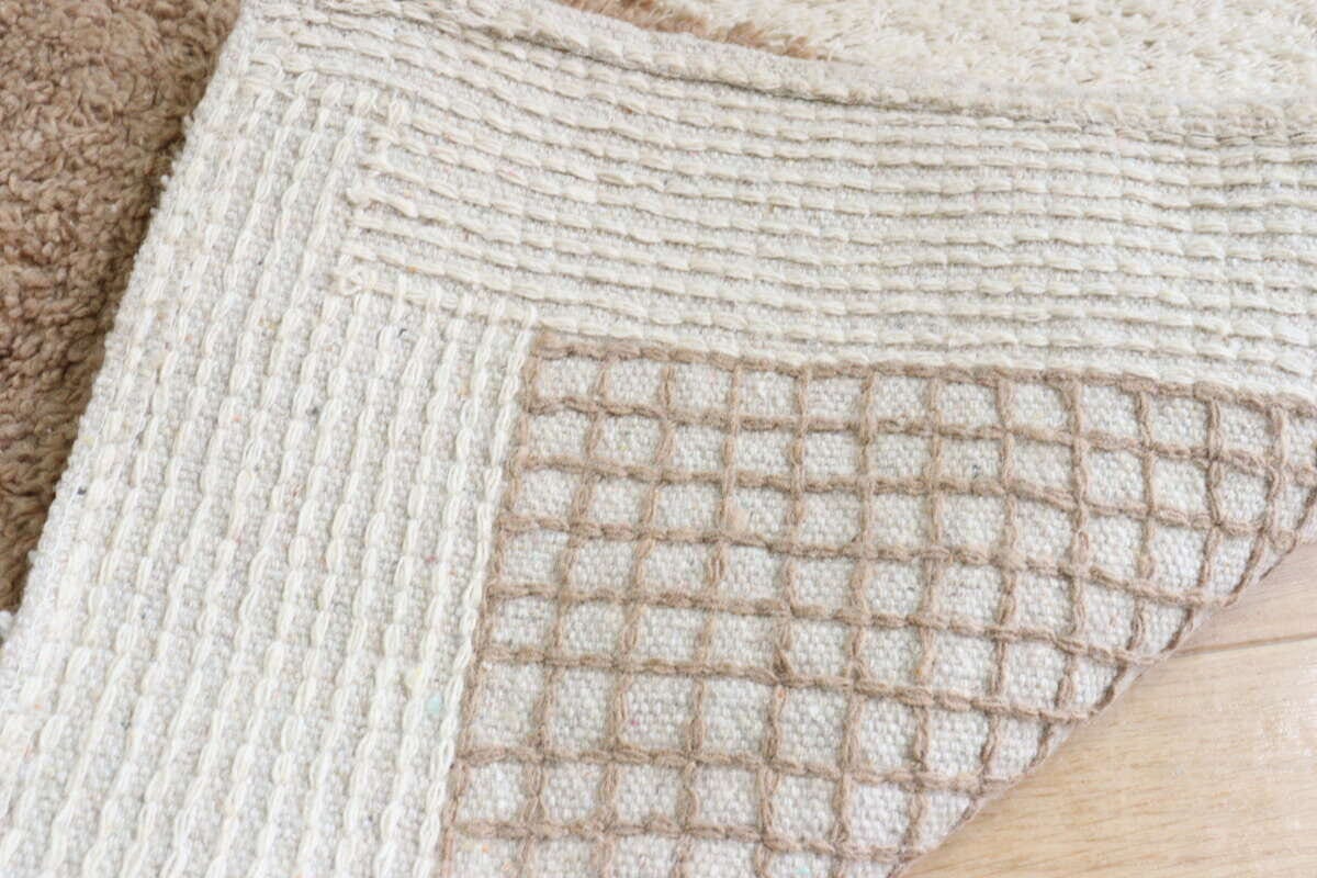 フロアマットの裏面。滑り止め加工の網目模様