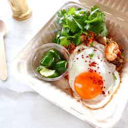 エビとンドゥイヤのフライドライス フライドエッグ添え/画像提供:bills japan