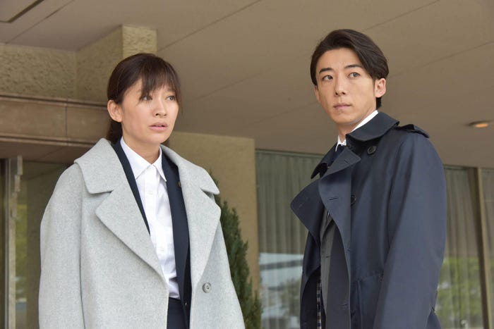 篠原涼子、高橋一生/「民衆の敵」第9話より(C)フジテレビ