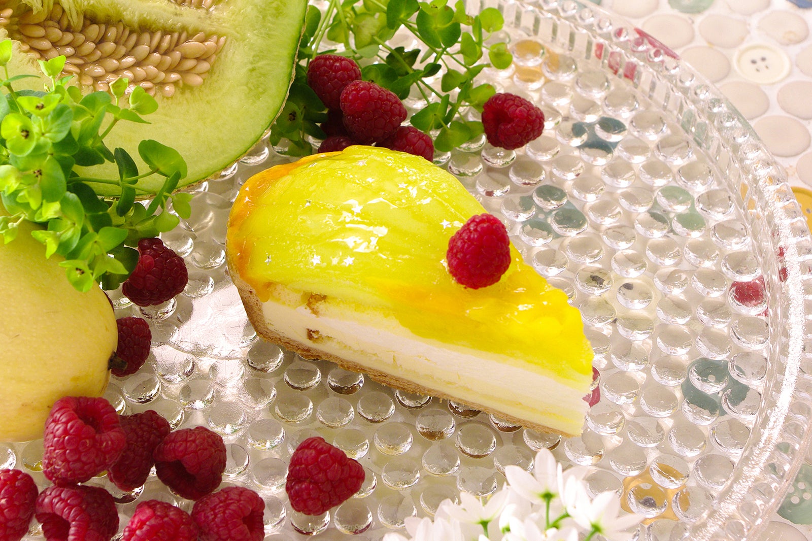 輪花型　クラウンメロンと“ル ガール”レアチーズのタルト ～銀の星とともに～