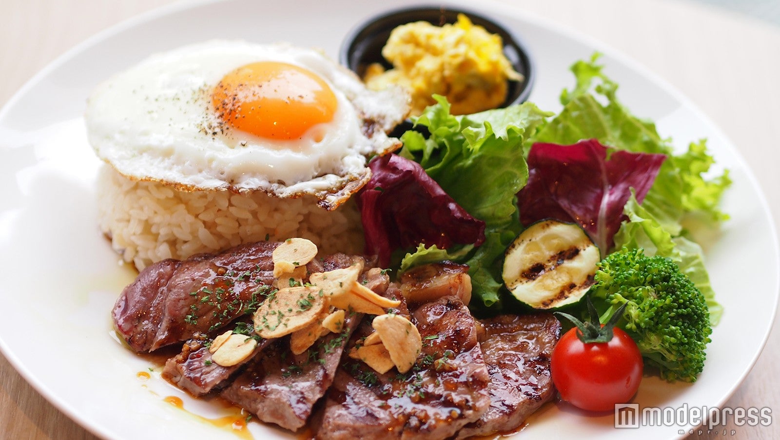 ガーリックステーキのライスプレート／画像提供：Caffice