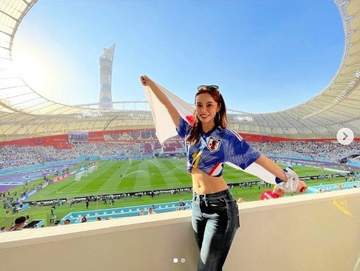 「ヘソ出し可愛すぎるっ」4年前にバズった美人すぎるサポーター、サッカー選手の夫とのW杯観戦2ショットに反響「何年経っても美人すぎ」「お二人笑顔がそっくり」