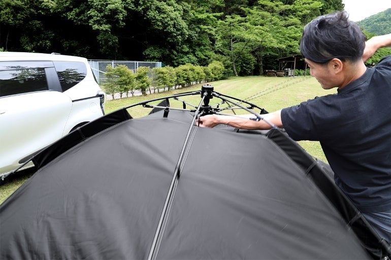 吸盤でくっつけるだけ 車につけるタープは初心者でも5分で設置できる 夏レジャーから災害時まで大活躍 女子旅プレス