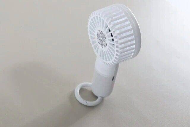 ダイソーのミニ扇風機（充電式、クリップスタンド付）2