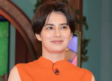 ホラン千秋、さらに激変ヘアで「Nスタ」久々登場 金髪＆オレンジカラー「5時間かけてNスタカラーに」
