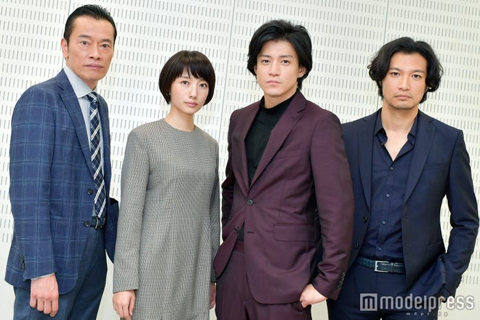 遠藤憲一、波瑠、小栗旬、青木崇高(C)モデルプレス