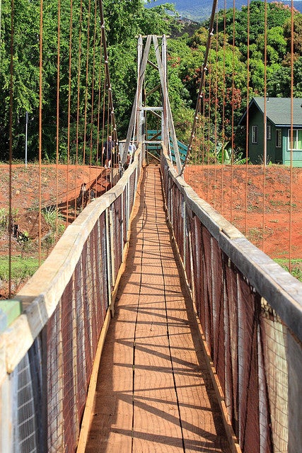 ハナペペの数少ない観光名所「HANAPEPE SWINGING BRIDGE」／photo by Alaskan Dude