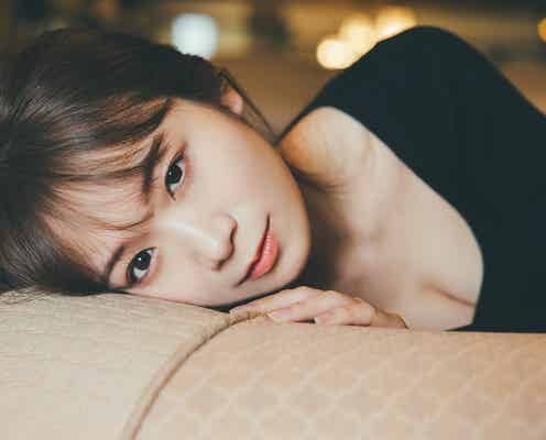 乃木坂46秋元真夏、美谷間チラリの大人な表情 卒業記念写真集新規カット解禁