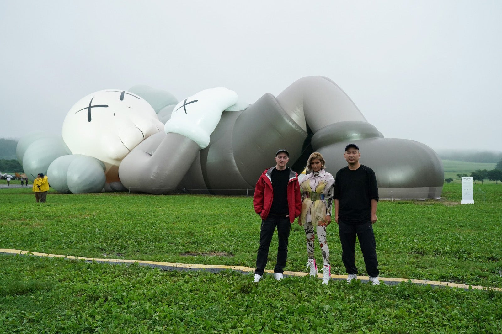 （左から）KAWS氏、ローラ、SK LAM氏／画像提供：「KAWS:HOLIDAY」PR事務局