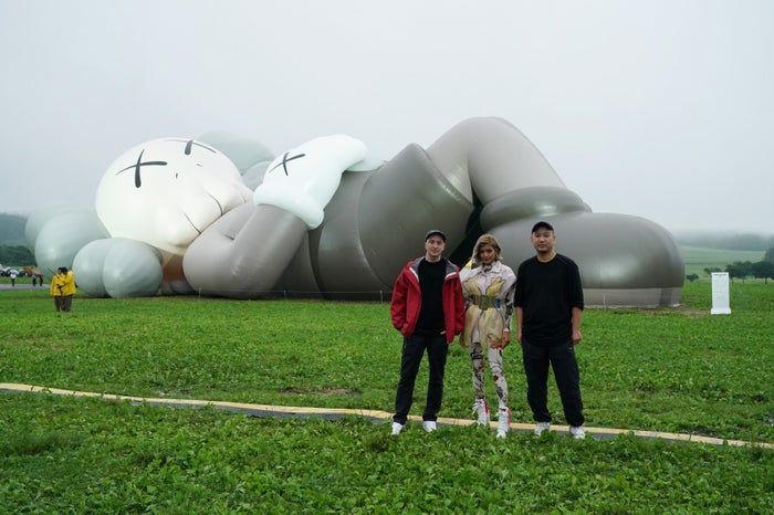 （左から）KAWS氏、ローラ、SK LAM氏／画像提供：「KAWS:HOLIDAY」PR事務局