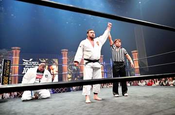 体重200キロの元大関把瑠都が衝撃の40秒殺 ウルフアロン1000万円企画挑戦も大内刈りでたたきつけられ呆然「速さが違う」会場も騒然