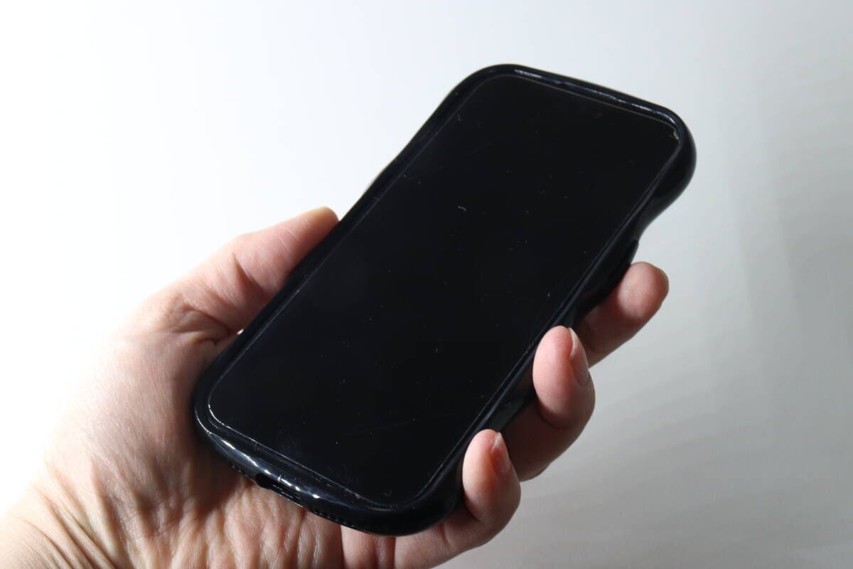 ダイソーのIP16e/15/14/13用ケース　ウェーブ　クリアを持つ