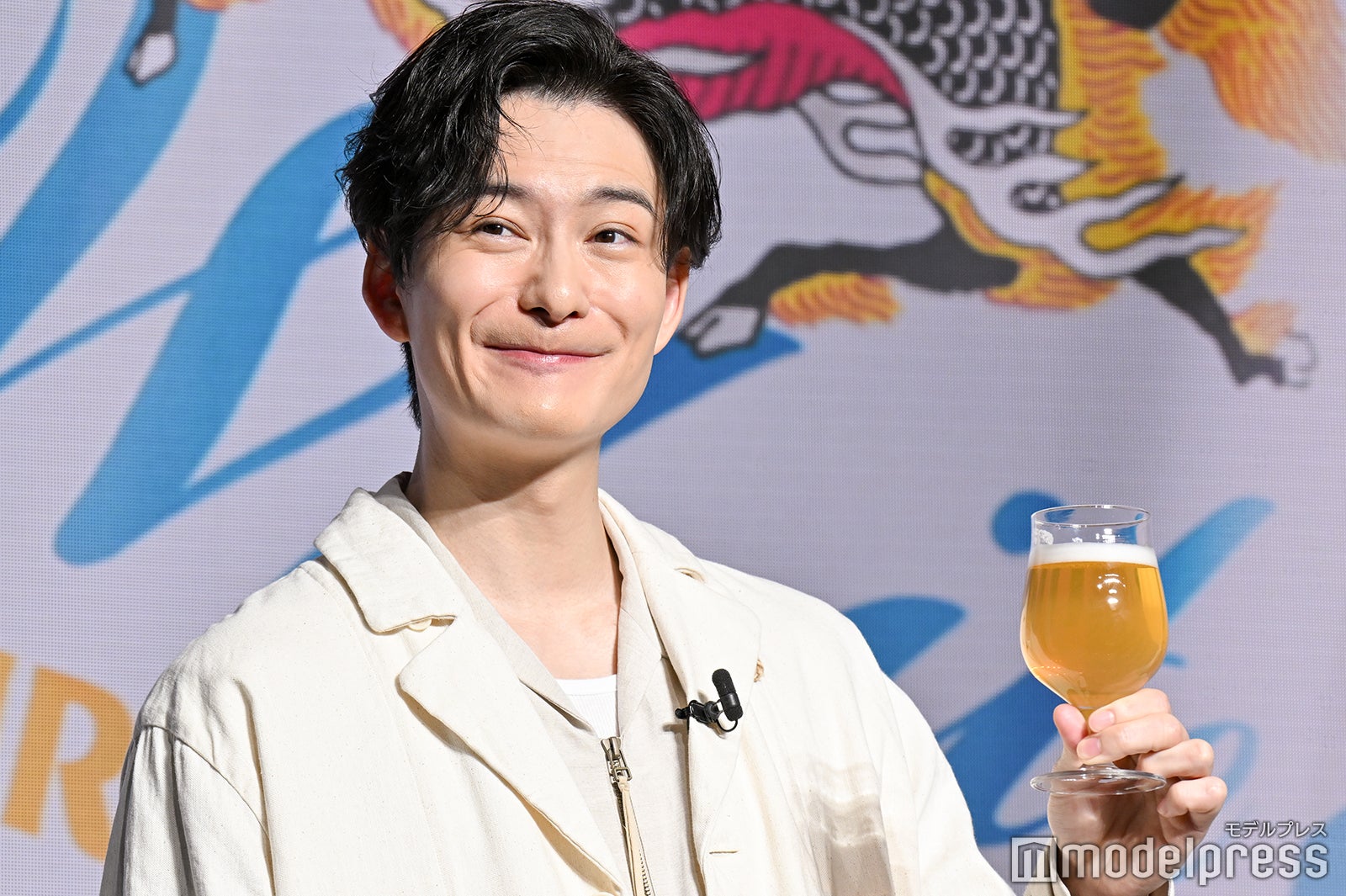 ビールを堪能する岡田将生（C）モデルプレス