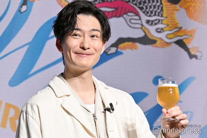ビールを堪能する岡田将生(C)モデルプレス