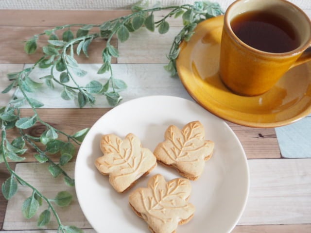 成城石井メープルクッキー紅茶と一緒に撮影した写真
