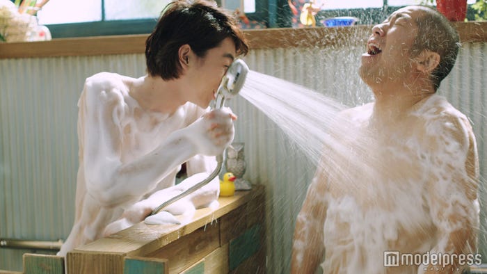 菅田将暉、澤部佑(ハライチ)/新CMより ※「ボディウォッシュ 新肌男篇」は5月よりオンエア