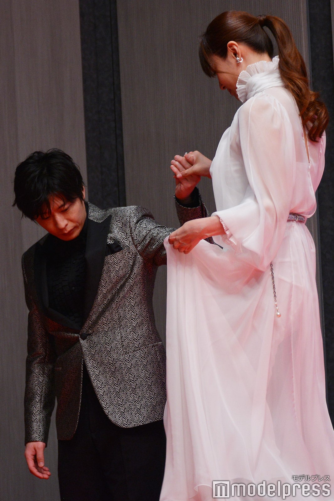 フォトセッション後も深田恭子をエスコートしていた田中圭（C）モデルプレス