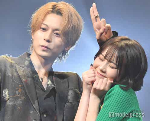 みっき~&さくら、密着で決めポーズ 堂々ランウェイ<FASHION LEADERS 2022>