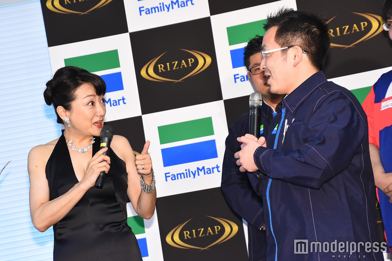 エド・はるみ（左）／（C）モデルプレス