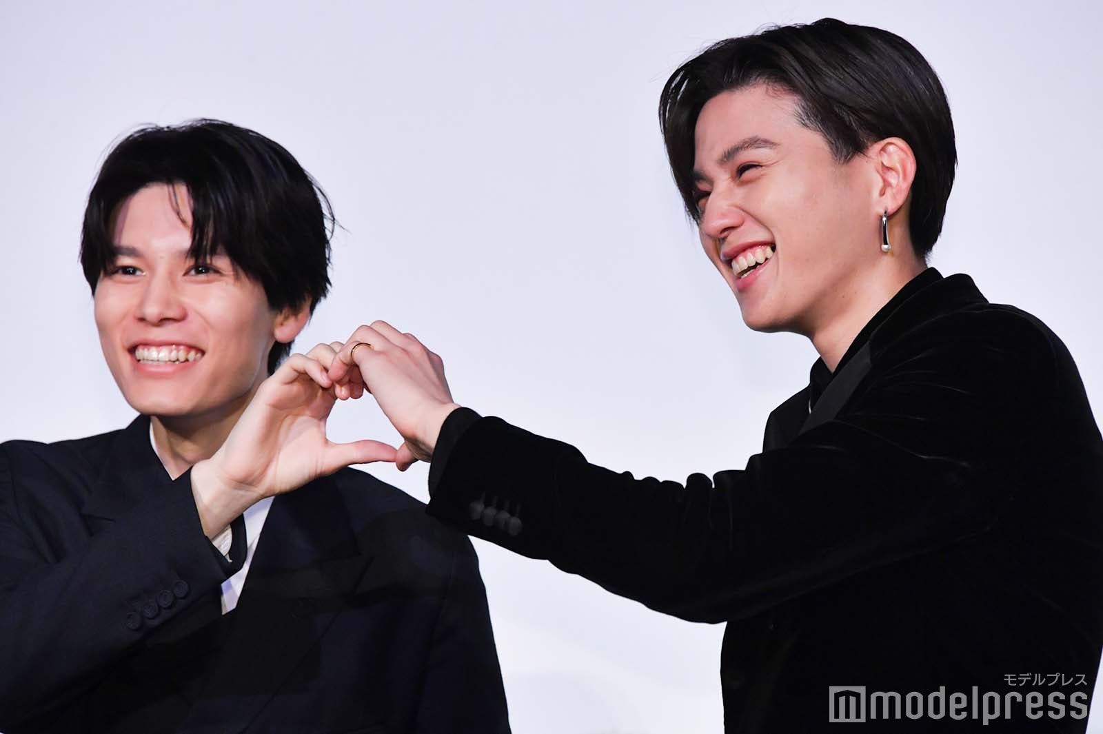 ハートに照れる萩原利久、八木勇征（C）モデルプレス