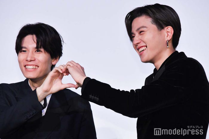 ハートに照れる萩原利久、八木勇征(C)モデルプレス