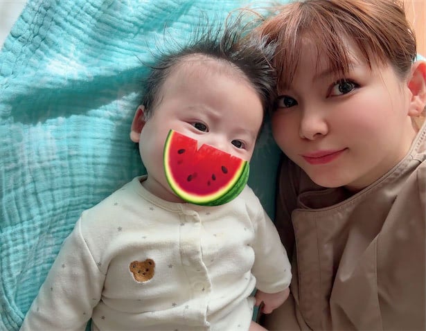 「ますます見張らないと！」中川翔子、双子次男の“寝返り成功”を報告 長男は「ずっとママみて笑ってる」