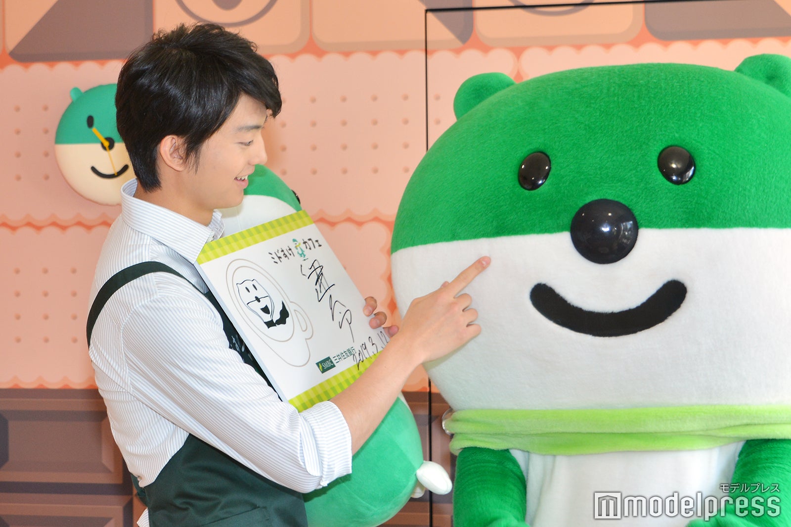 ミドすけをツンツンする伊藤健太郎（C）モデルプレス