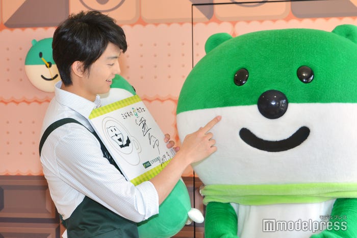 ミドすけをツンツンする伊藤健太郎(C)モデルプレス