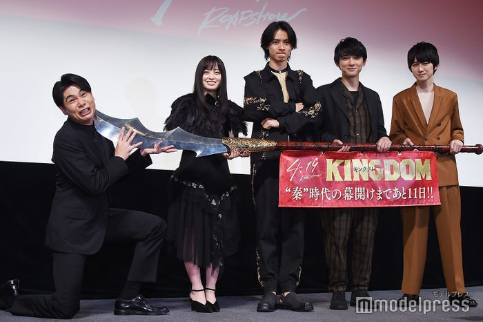 (左から)吉村崇、橋本環奈、山崎賢人、吉沢亮、本郷奏多 (C)モデルプレス