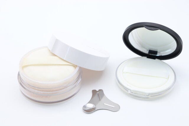 セリア フェイスパウダー詰め替えツール セリアのフェイスパウダー詰め替えツールとコスメ