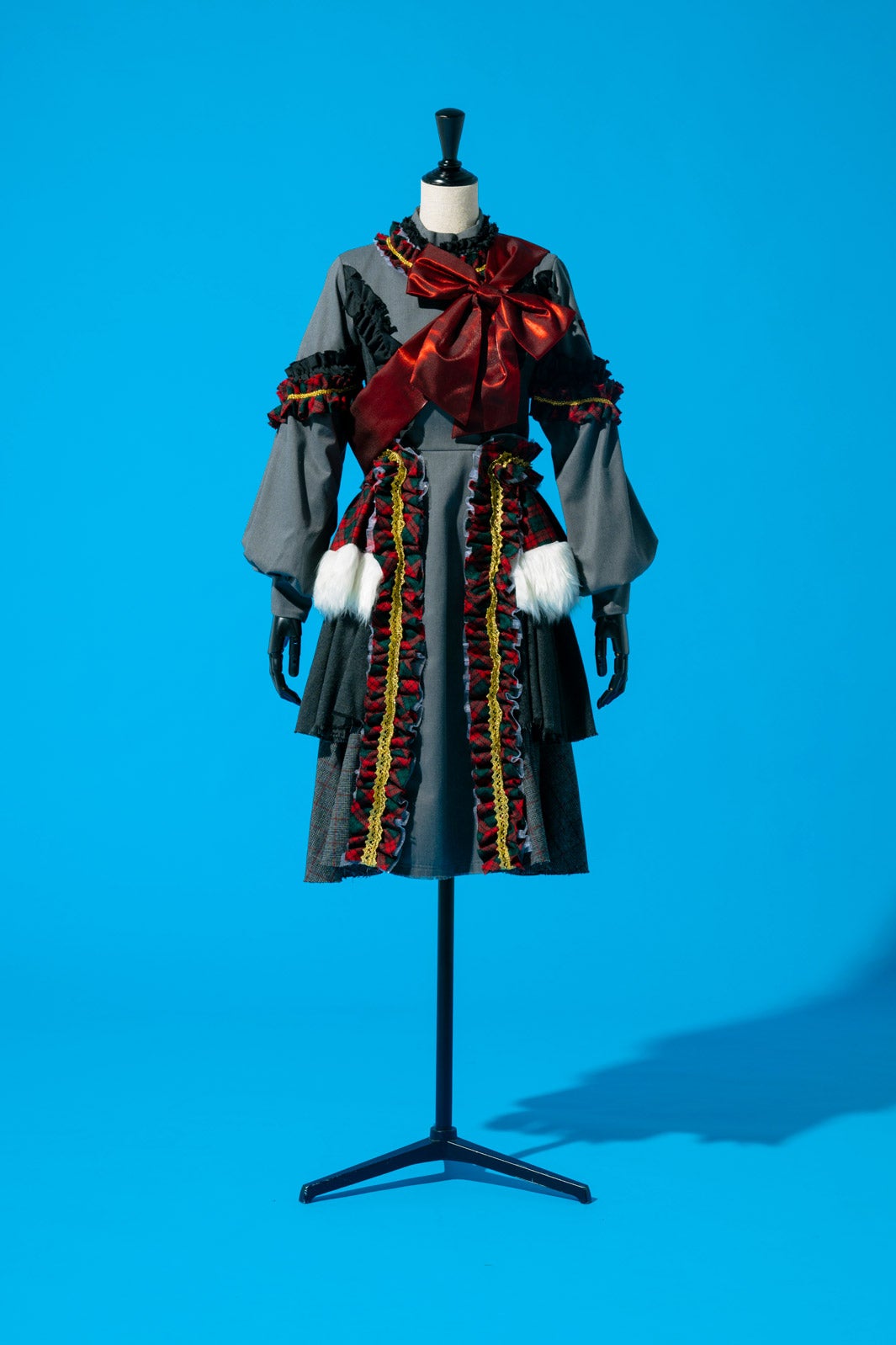 展示物：衣装「ひらがなくりすます2018」／日向坂46初展覧会「WE R！」より（C）Seed & Flower LLC.