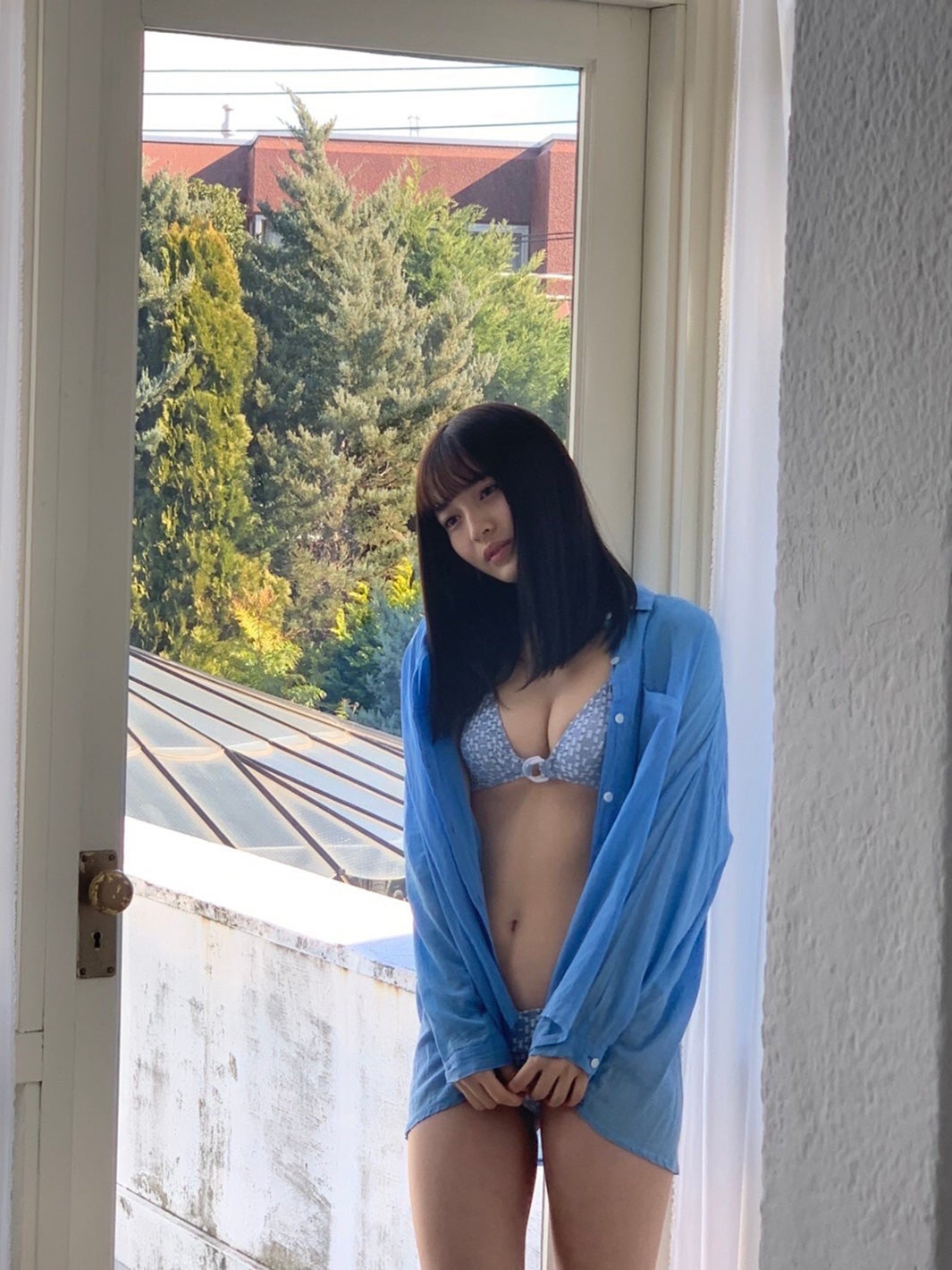 黒嵜菜々子／「週刊プレイボーイ」プラチナムプロダクション20周年記念号オフショット（提供写真）