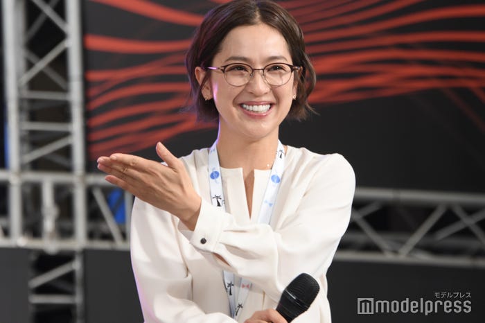 渡辺翔太のファンの熱狂ぶりに驚く中村アン(C)モデルプレス