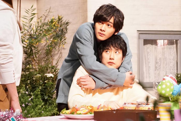 北村匠海、松山ケンイチ/「隣の家族は青く見える」第4話より(C)フジテレビ