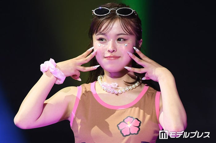 美人クリエイター、レイヤーカットで印象がらり 美脚輝くミニスカ姿に反響「ビジュ爆発」「理想の脚線美」