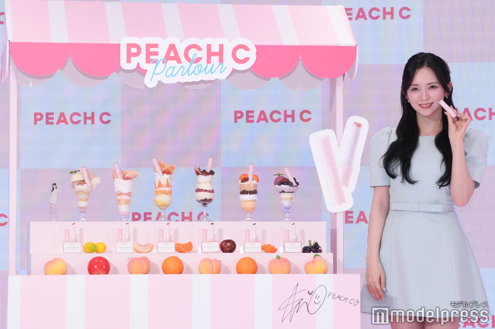 フルーツパーラーをテーマにしたストアに立つマシロ（C）モデルプレス