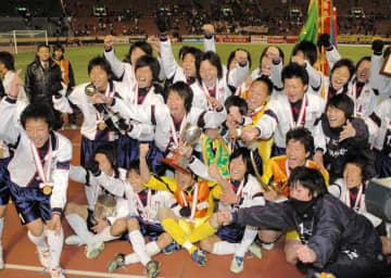 “セクシーフットボール”を再び 野洲高が劣化した人工芝グラウンドの改修へクラウドファンディング開始 目標1億円